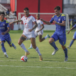 Pesepak bola Malut United Tyronne Gustavo Del Pino Ramos (tengah) menggiring bola dengan dihadang pesepak bola Arema FC Odivan Koerich (kanan) dan Johan Ahmat Farizi (kiri) pada pertandingan BRI Super League di Stadion Gelora Kie Raha Ternate, Maluku Utara, Sabtu (29/11/2025). Pertandingan tersebut berakhir imbang dengan skor 1-1.