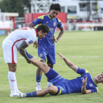Pesepak bola Malut United Ciro Henrique Alves Ferreira E Silva (kiri) membantu meregangkan kaki pesepak bola Arema Fc Odivan Koerich (kanan) pada pertandingan BRI Super League di Stadion Gelora Kie Raha Ternate, Maluku Utara, Sabtu (29/11/2025). Pertandingan tersebut berakhir imbang dengan skor 1-1.