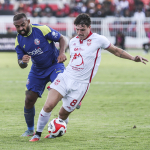Pesepak bola Malut United Vinicius Duarte (kanan) berebut bola dengan pesepak bola Arema FC Dalberto Luan Belo (kiri) pada pertandingan BRI Super League di Stadion Gelora Kie Raha Ternate, Maluku Utara, Sabtu (29/11/2025). Pertandingan tersebut berakhir imbang dengan skor 1-1.